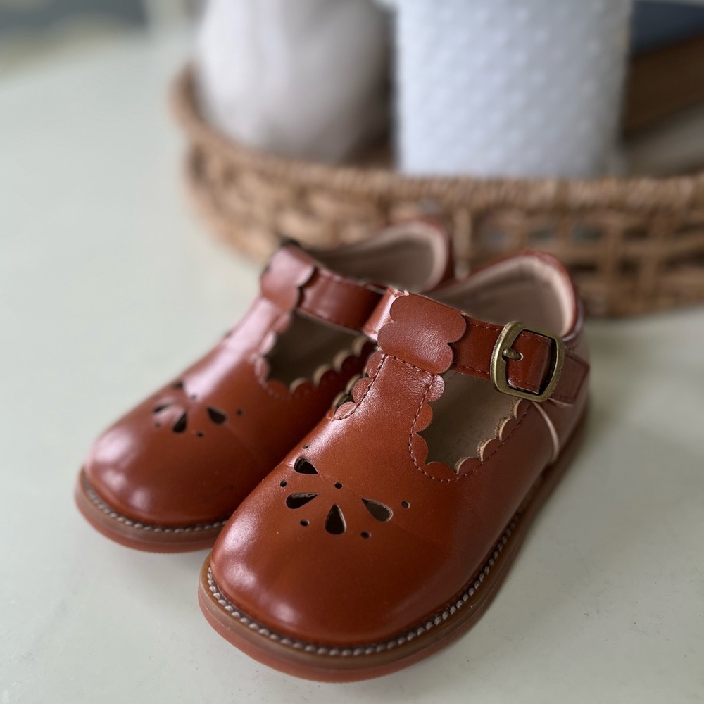 Felix & Flora Mary Janes with scalloped edge brown size 7 toddler